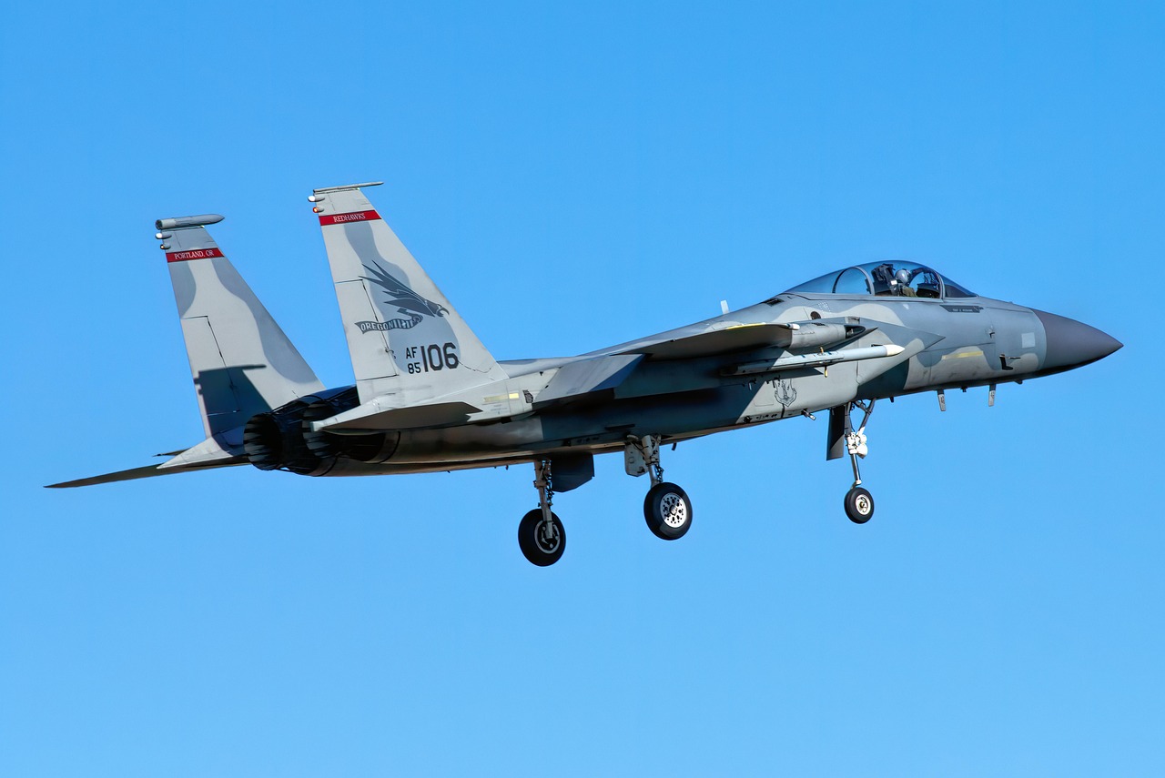 游戏策划者如何在游戏平衡性设计中考虑技术支持辅助？